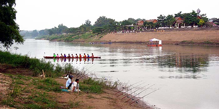 'Traditional Boat Race on Nan River' by Asienreisender